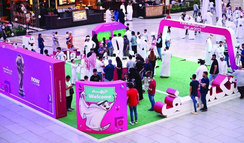 
جانب من حملة الترويج لكأس العالم 2022 في مجمع الأفنيوز أمس (تصوير اسعد عبدالله)