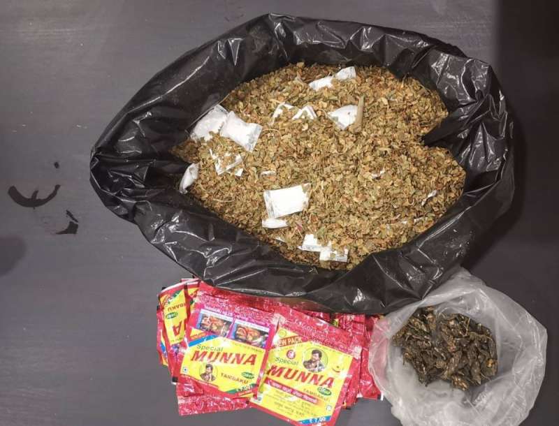 «الجمارك» تضبط كميات متنوعة من المواد المخدرة والممنوعات في المطار 