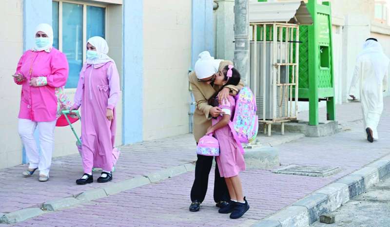 طالبة تقبل معلمتها
