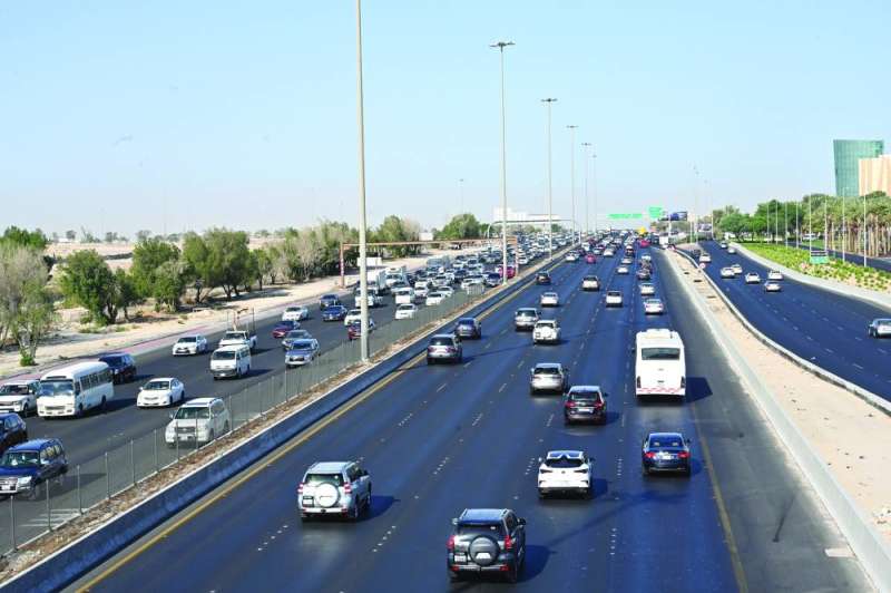 رغم بعض الزحام فإن حركة الطرق سلسة بعيداً عن الاختناقات