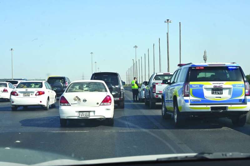 دورية تتعامل مع حادث بسيط على أحد الطرق
