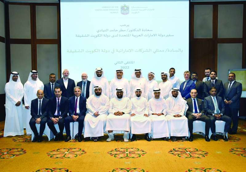 
السفير النيادي مُتوسّطاً مُمثّلي الشركات
