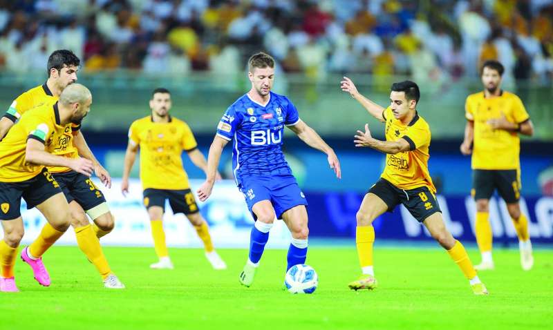 
محترف الهلال فيتو محاصرا بين لاعبي «الأصفر»
