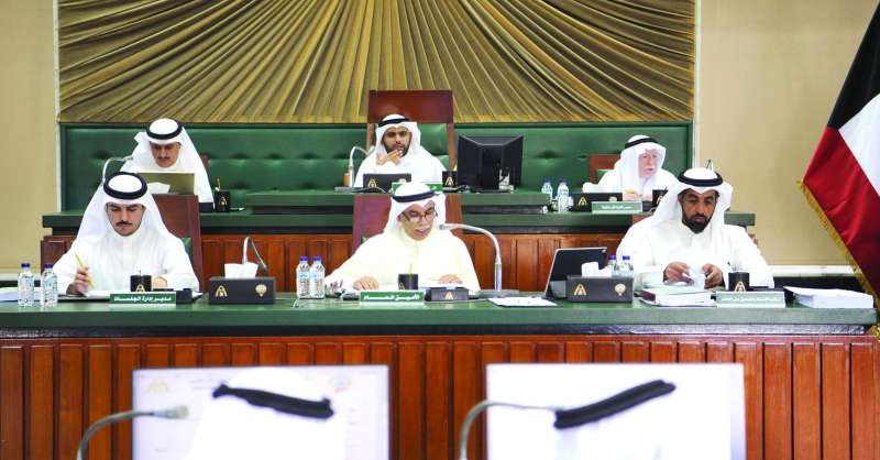 
عبدالله المحري مترئساً الجلسة وبجواره أحمد المنفوحي	(تصوير سعود سالم)
