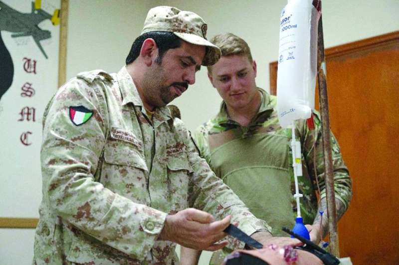 رجل إطفاء بالجيش الكويتي يستعرض كيفية تطبيق عاصبة لوقف النزيف
