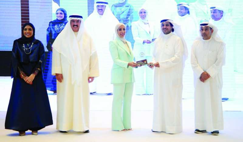 تكريم إحدى المعلمات بحضور الوزير المضف	 (تصوير سعود سالم)
