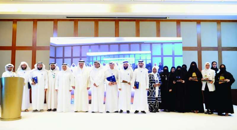 المضف والهولي مع المعلمين والمعلمات بعد تكريمهم في لقطة جماعية