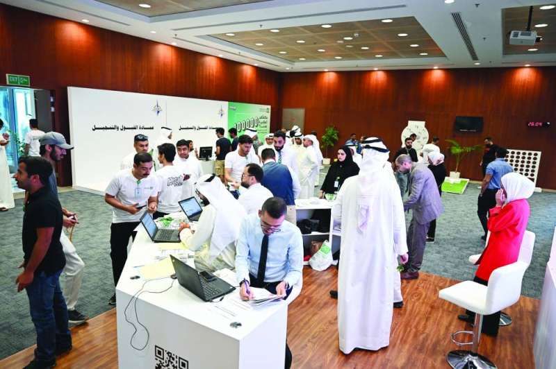 إقبال لافت على المعرض الطلابي الأول في «التطبيقي»	(تصوير أسعد عبدالله)