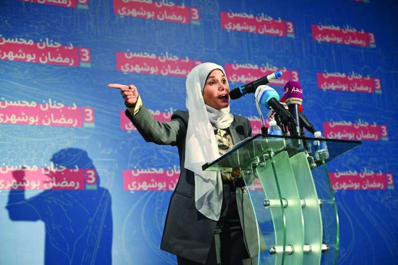 جنان بوشهري متحدثة في ندوتها 	(تصوير أسعد عبدالله)
