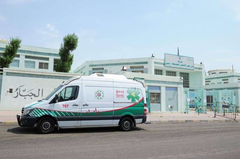 سيارة طوارئ أمام لجنة انتخابات