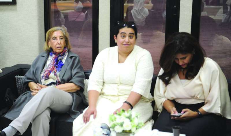 لولوة القطامي مع مشاركتين في الورشة 
