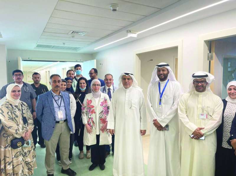 وزير الصحة متوسطاً مسؤولي الوزارة وكوادر مستشفى الفروانية الجديد