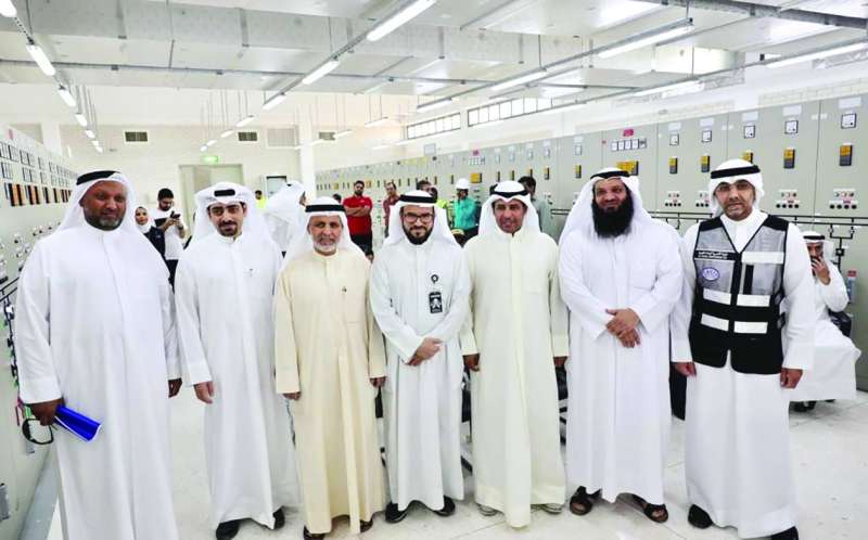 العتيبي والعنزي وعدد من مسؤولي «الكهرباء» والسكنية في لقطة جماعية عقب تدشين المحطة
