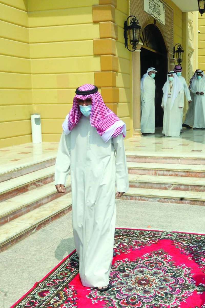 
 سمو الأمير خارجاً من مسجد بلال بن رباح
