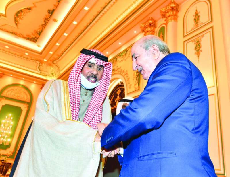 
 سمو الأمير مصافحاً الرئيس الجزائري عبدالمجيد تبون
