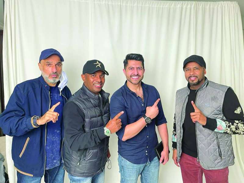 
عبدالله الحيدر متوسطاً أعضاء فرقة ميامي
