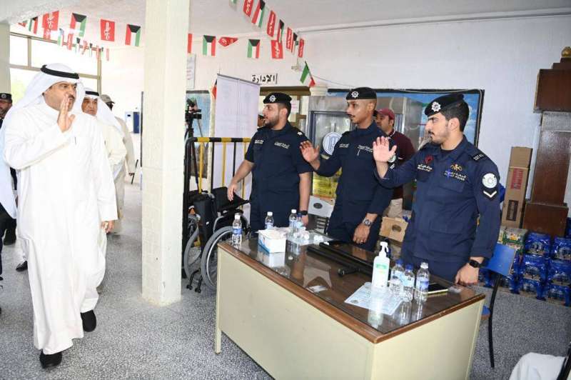 الأصفر متفقدا مراكز الاقتراع في العاصمة وحولي
 