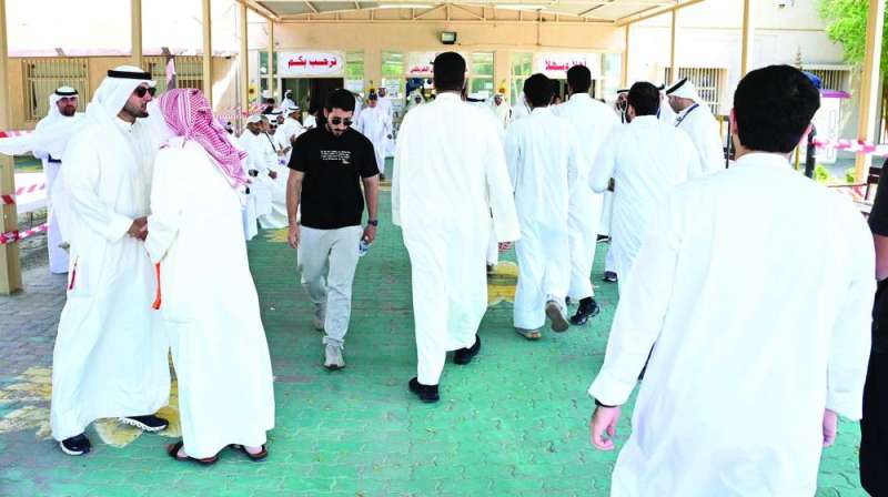 
توافد الرجال على لجان الاقتراع