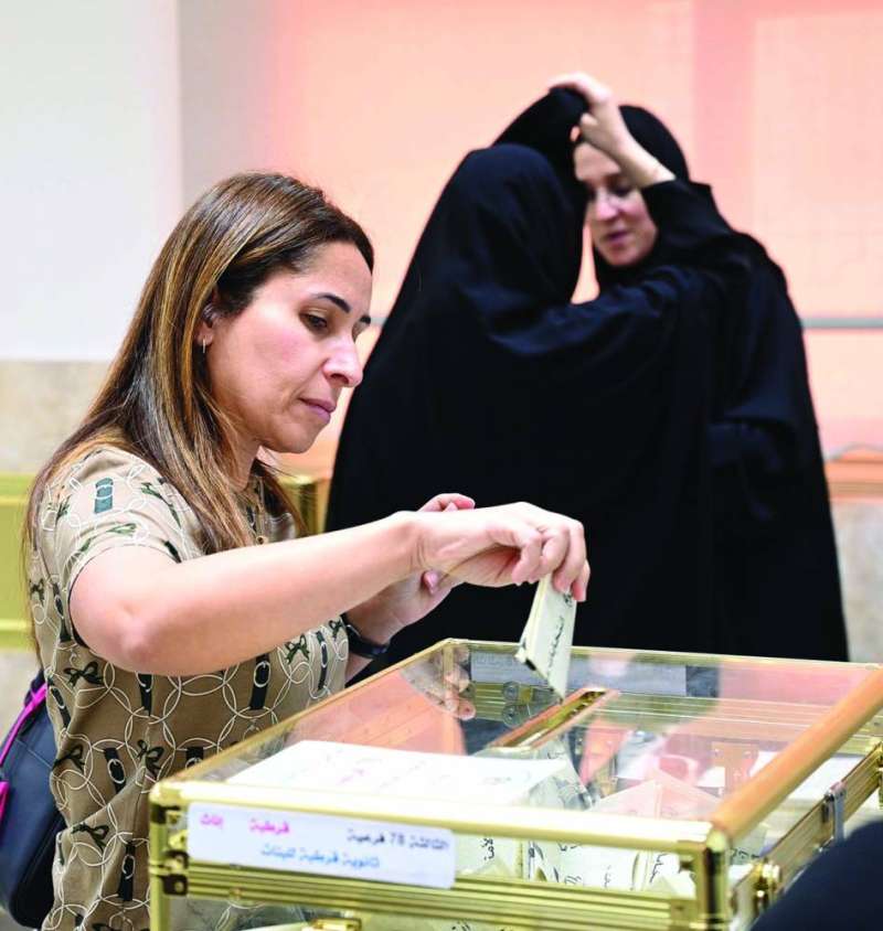  ناخبة تدلي بصوتها