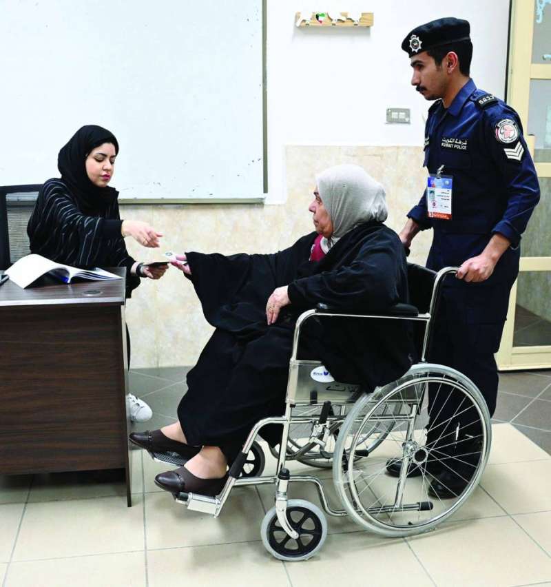 
سيدة مسنة تدلي بصوتها