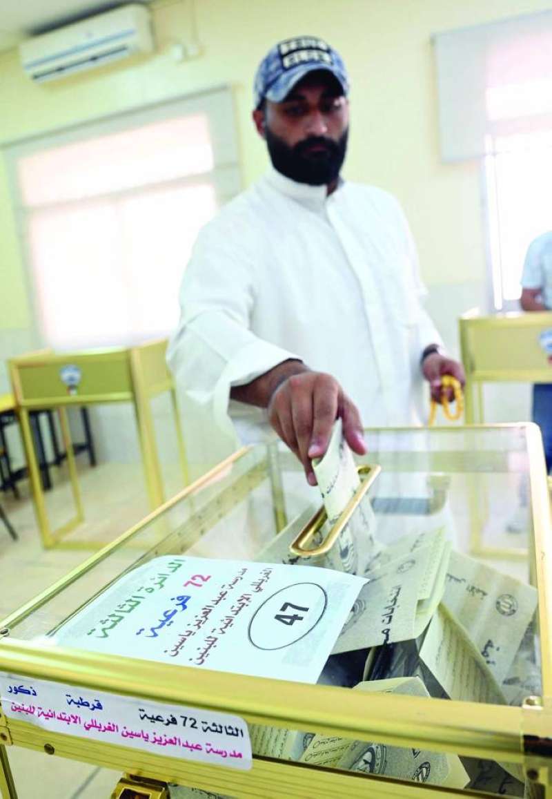 
مواطن يدلي بصوته