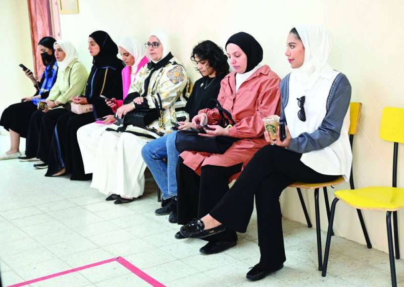 نساء ينتظرن دورهن للتصويت