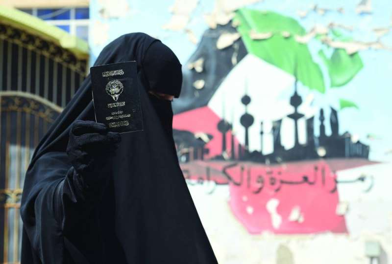 مواطنة عقب مشاركتها في التصويت
