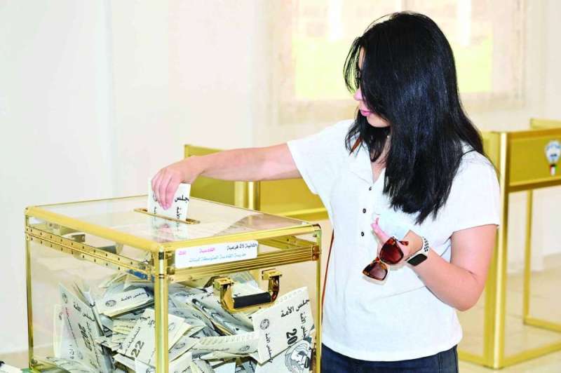 فتاة تمارس حقها في الخيار الديموقراطي
