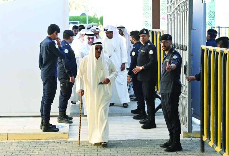 إدخال الناخبين... والأولوية لكبار السن	 (تصوير أسعد عبدالله)