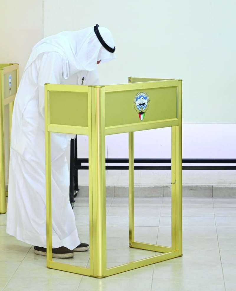 أحد الناخبين يختار ممثله