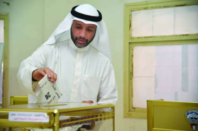  الغانم مدلياً بصوته