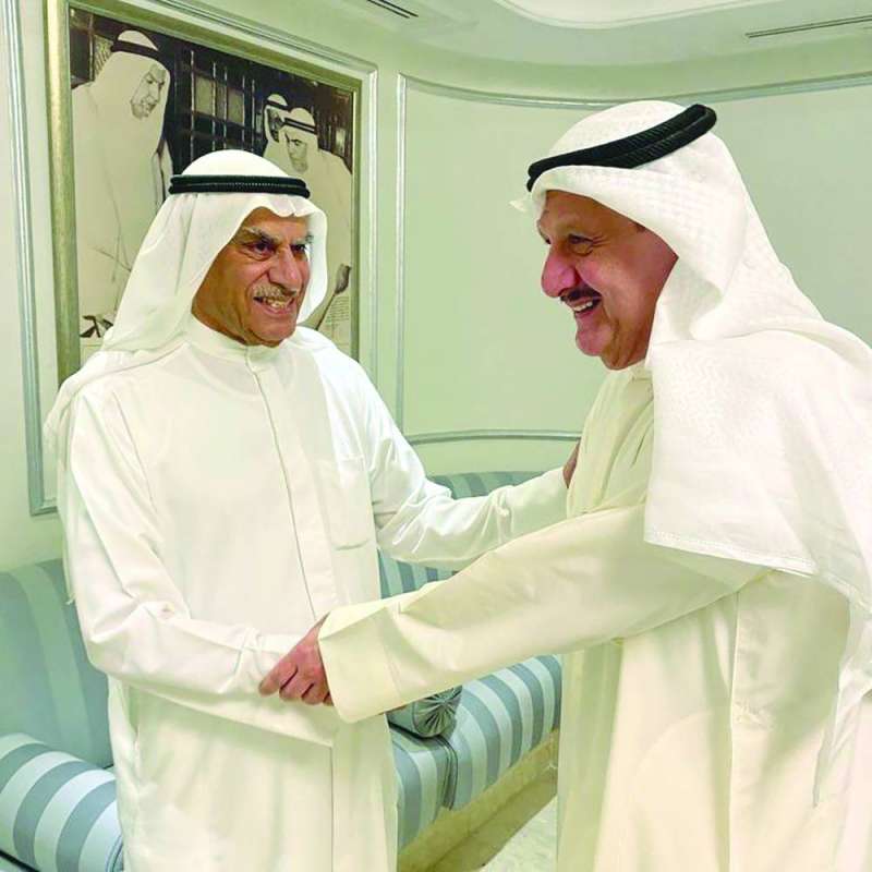 
السعدون يتلقى تهنئة عيسى الكندري
