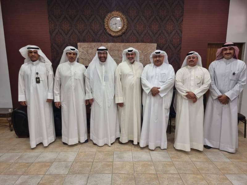 وكيل وزارة التربية خلال الجولة