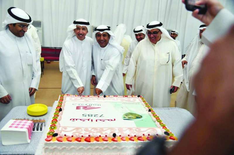 مهلهل المضف يشارك الملا بقطع قالب حلوى الفوز