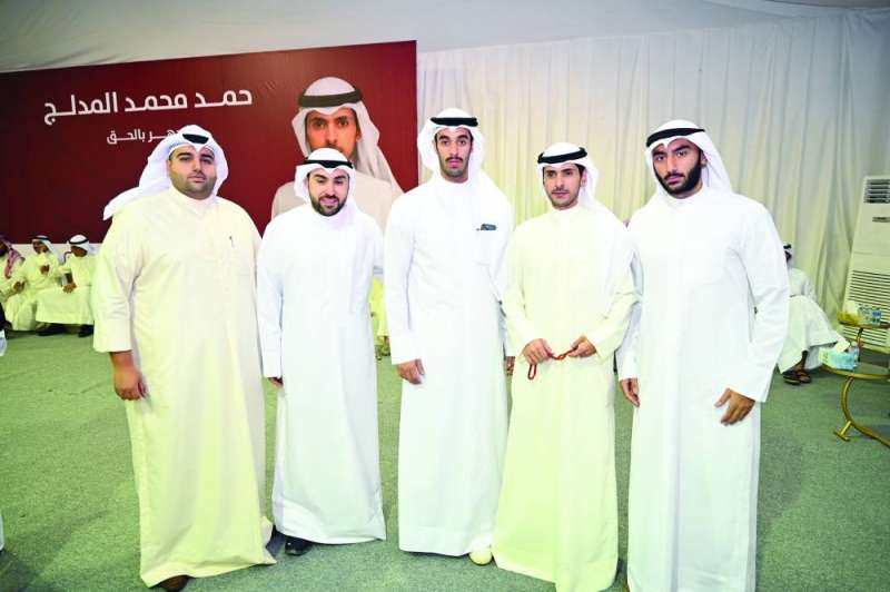 المدلج يتوسط عدداً من المهنئين	 (تصوير أسعد عبدالله)
