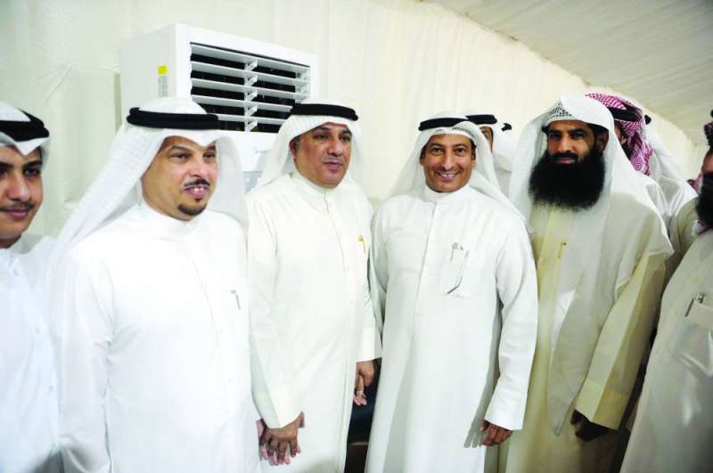 يوسف البذالي مع عدد من المهنئين