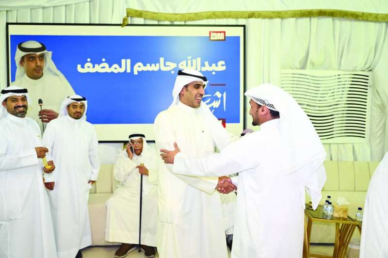 
المضف مرحباً بأحد المهنئين 	(تصوير أسعد عبدالله)
