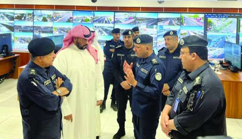 
الخالد مستمعاً إلى شرح في غرفة التحكم
