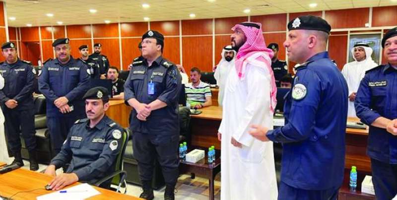 الخالد متابعاً والوفد المرافق الحركة المرورية بالتزامن مع عودة الطلبة إلى المدارس