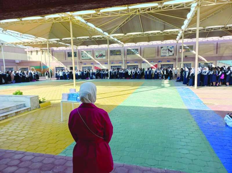 طابور الصباح... دق أجراسه بعد سنوات «كورونا»	 (تصوير سعود سالم)
