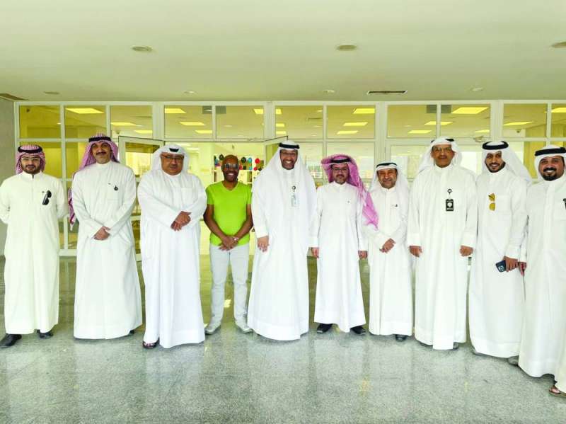 الوكيل اليعقوب وعدد من قياديي الوزارة في لقطة جماعية أثناء جولته
