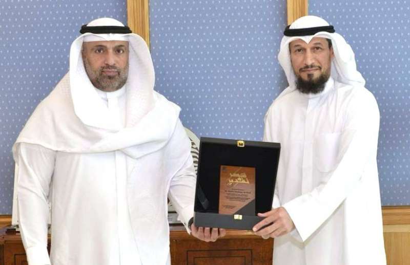 مدير جامعة الكويت الدكتور يوسف الرومي يكرم الدكتور بدر العنزي	