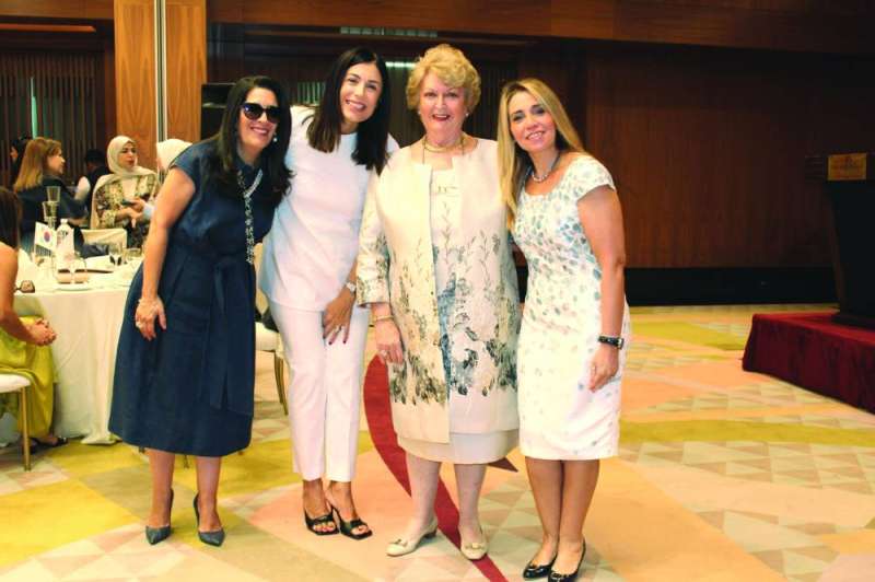 فييرا المطوع تتوسط زوجات سفراء مصر وإيطاليا والمكسيك