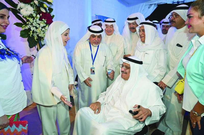 جنان بوشهري خلال استقبالها عادل الزواوي وعدداً من المُهنّئين 		(تصوير أسعد عبدالله)
