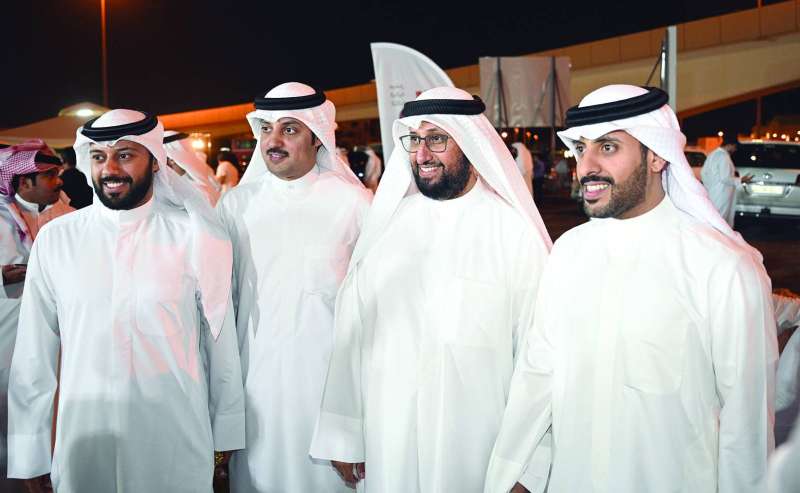 
العجمي مع عدد من المهنئين 	(تصوير نايف العقلة)
