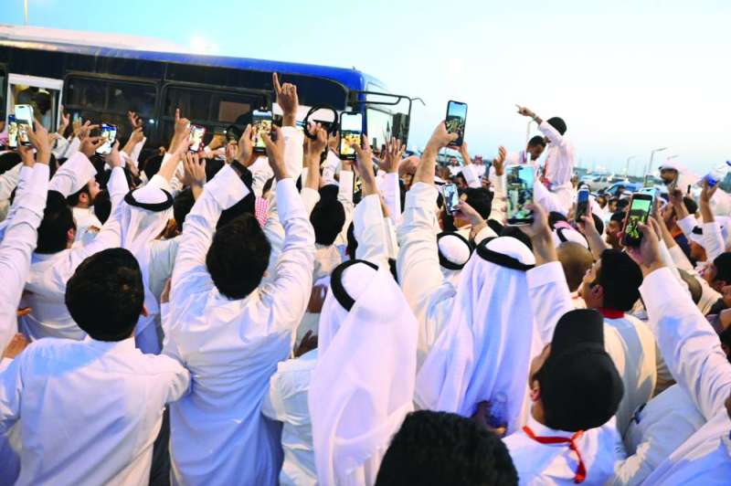 
العشرات في انتظار الحافلة التي أقلّت البذالي والمفرج عنهم
