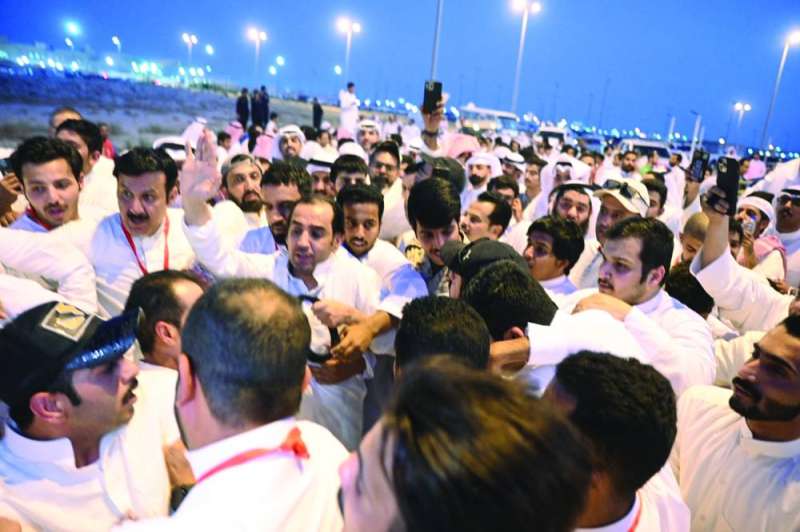 
البذالي بين محبيه لدى خروجه من السجن مساء الإثنين 	(تصوير نايف العقلة)
