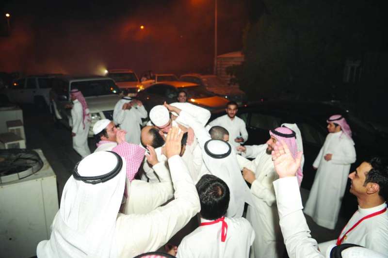 
استقبال النائب أمام ديوانه	(تصوير سعود سالم)
