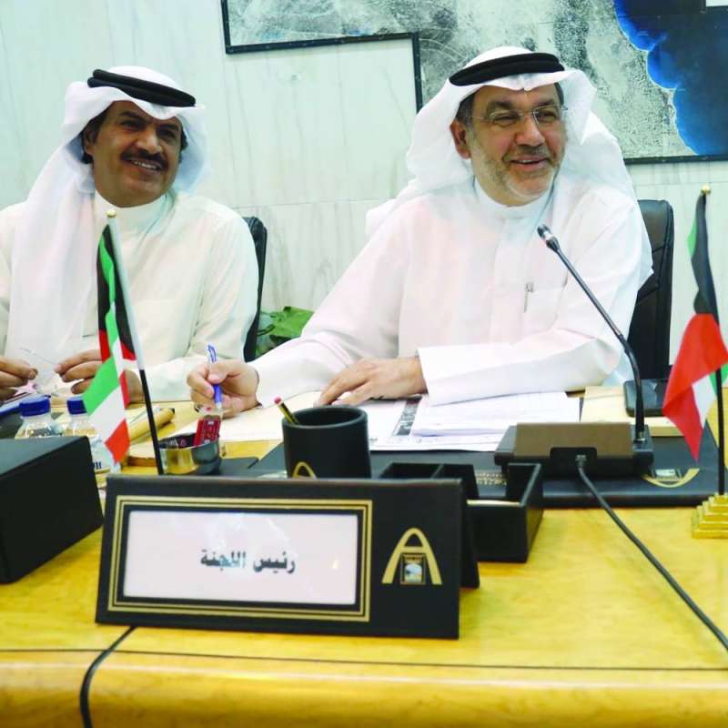 
حسن كمال مترئساً اللجنة وبجانبه ناصر الكفيف