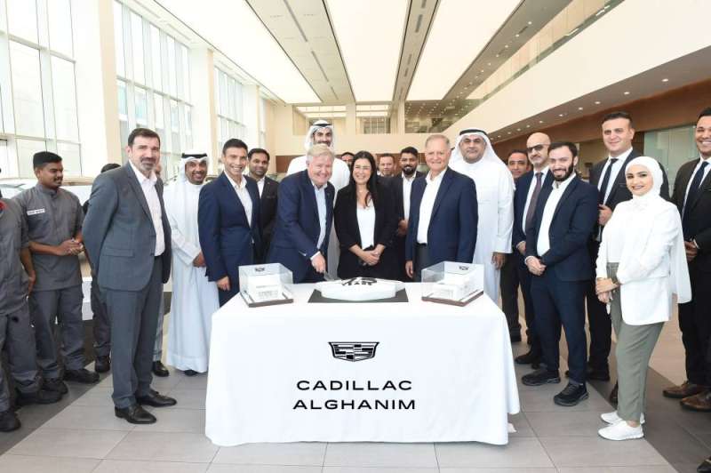 قاسم وهارفي وفريق عمل «صناعات الغانم» و«كاديلاك الغانم» 